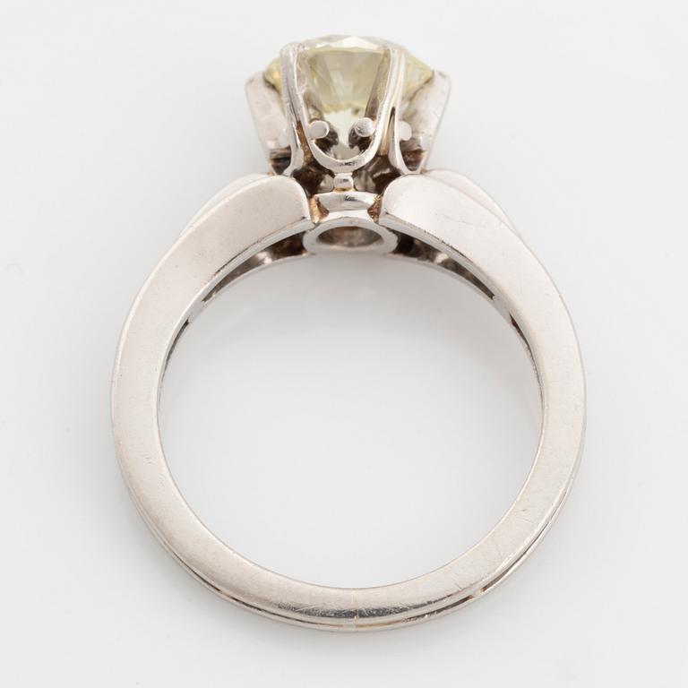 Brilliant cut diamond ring.