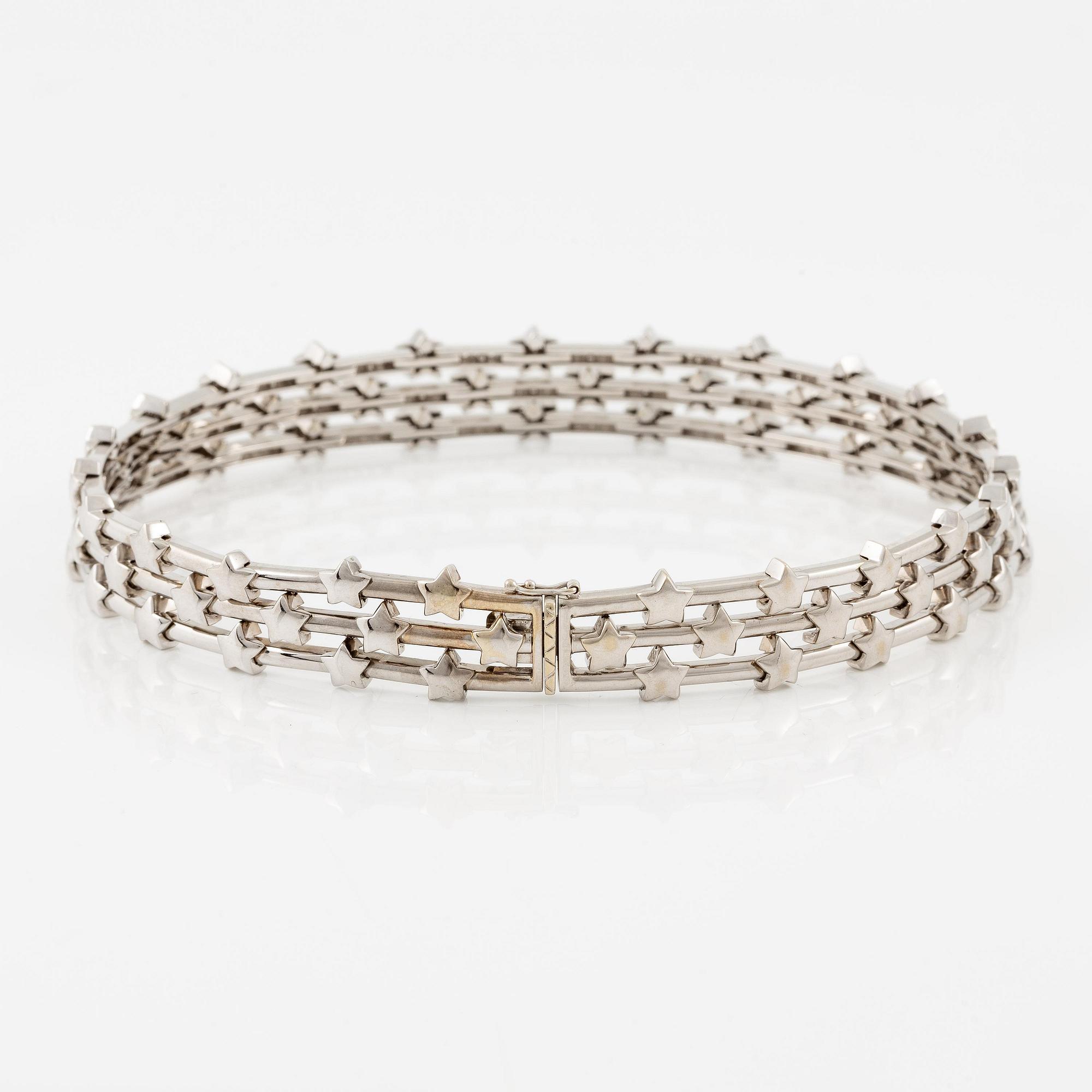 An 18K white gold necklace with round brilliant-cut diamonds.