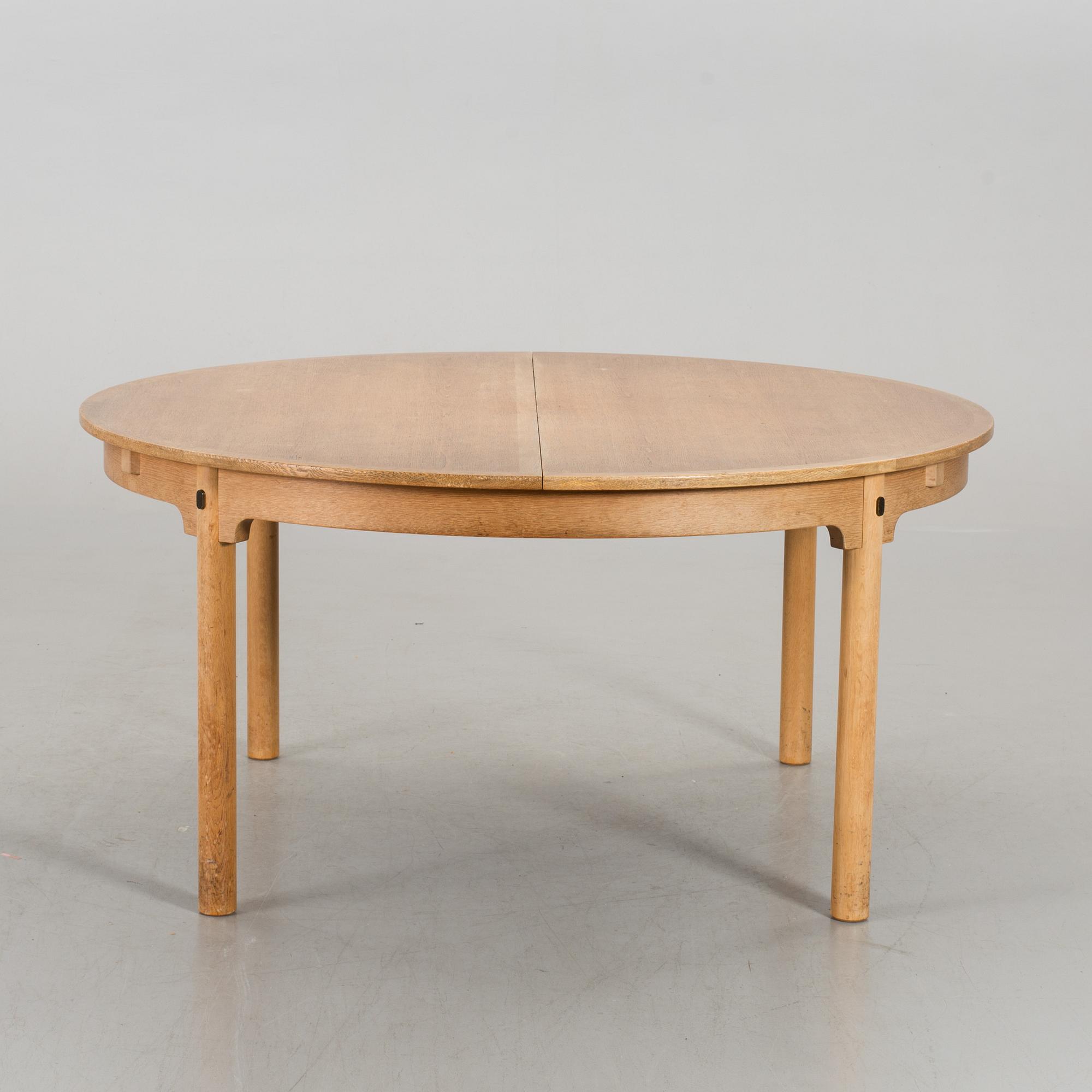 A BÖRGE MOGENSEN TABLE AND 6 OAK CHAIRS+ STOOL.