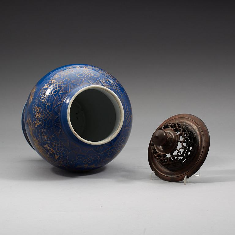 A powderblue vase, late Qing dynasty (1644-1912).