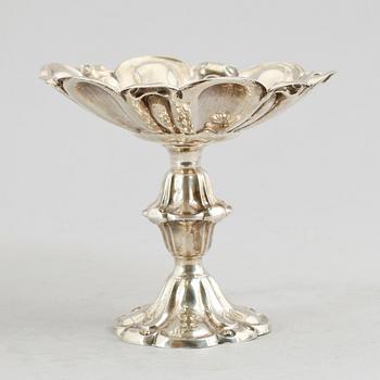 SKÅL PÅ FOT, silver, Carl Nyström, Stockholm 1849. Vikt ca 342 gram.