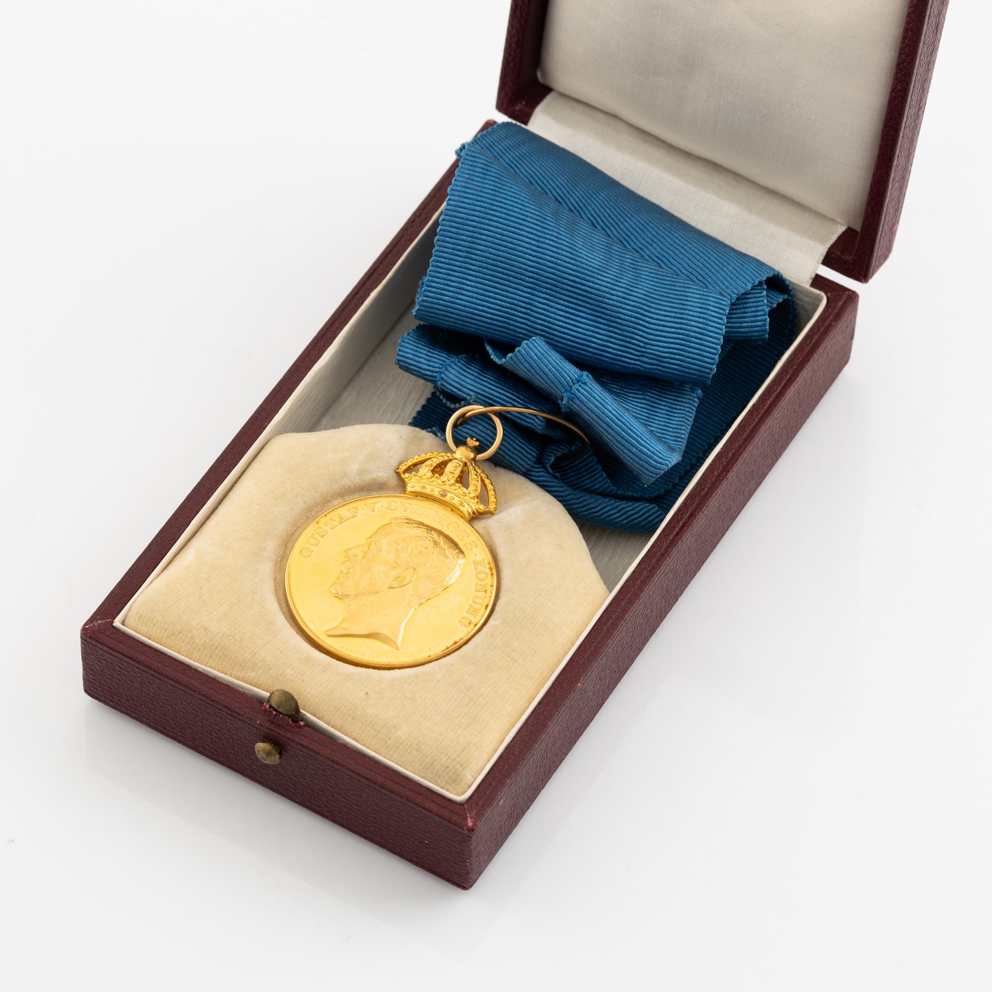 Gustav V, H.M. Konungens medalj, 8:e storleken, i guld, med högblått band.