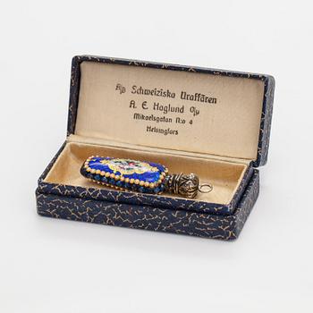 Hänge i form av flaska, silver, emalj och opalglas. Sekelskiftet 1800/1900.