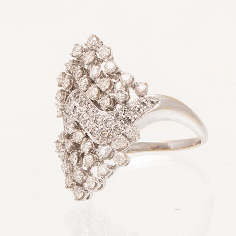 An 18K white gold ring set with round brilliant cut diamonds.