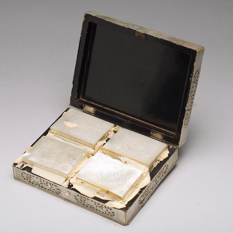 A mother of pearl inlayed box with cover, Qing dynasty, circa 1800.