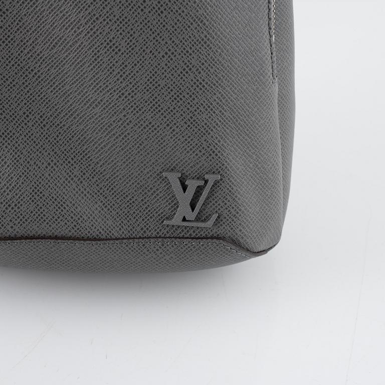 Louis Vuitton, a grey taiga 'Avenue' sling bag, 2022.