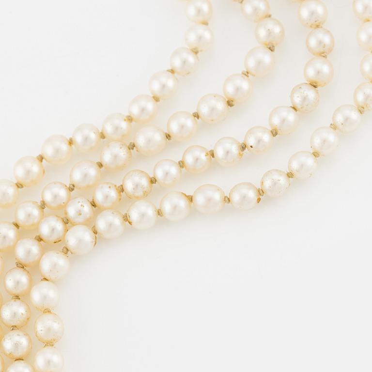 Collier, fyrradigt med odlade pärlor, lås guld och silver med gammalslipade diamanter och syntetisk sten.