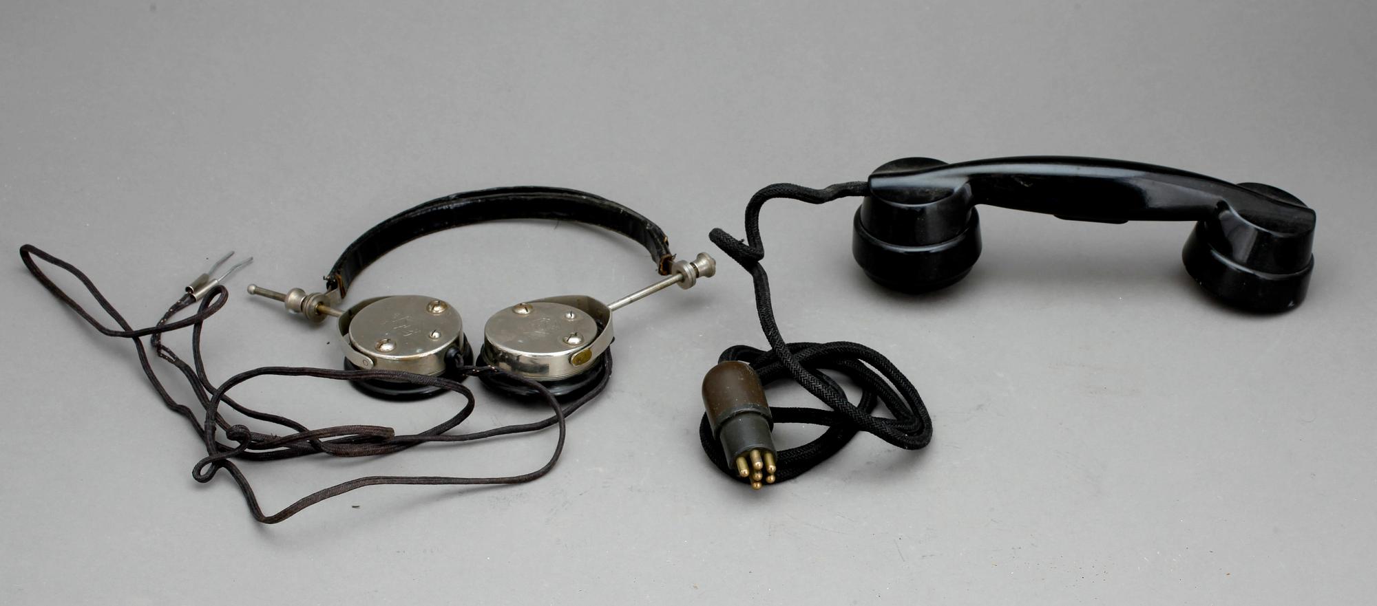 VÄGGTELEFON, med tillbehör, tidigt 1900-tal.