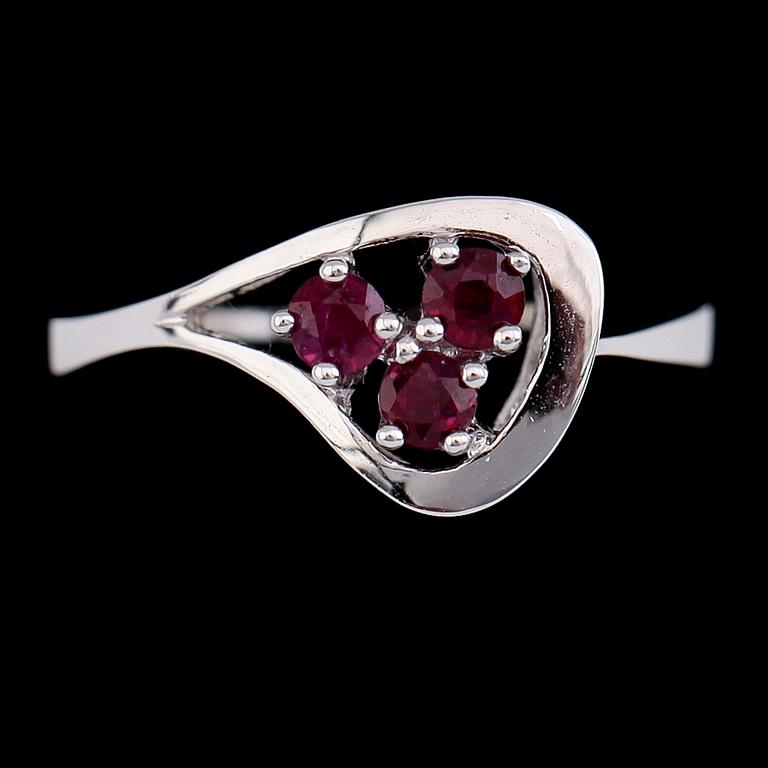RING, 18 k vitguld med tre röda stenar. Vikt ca 2 gram.