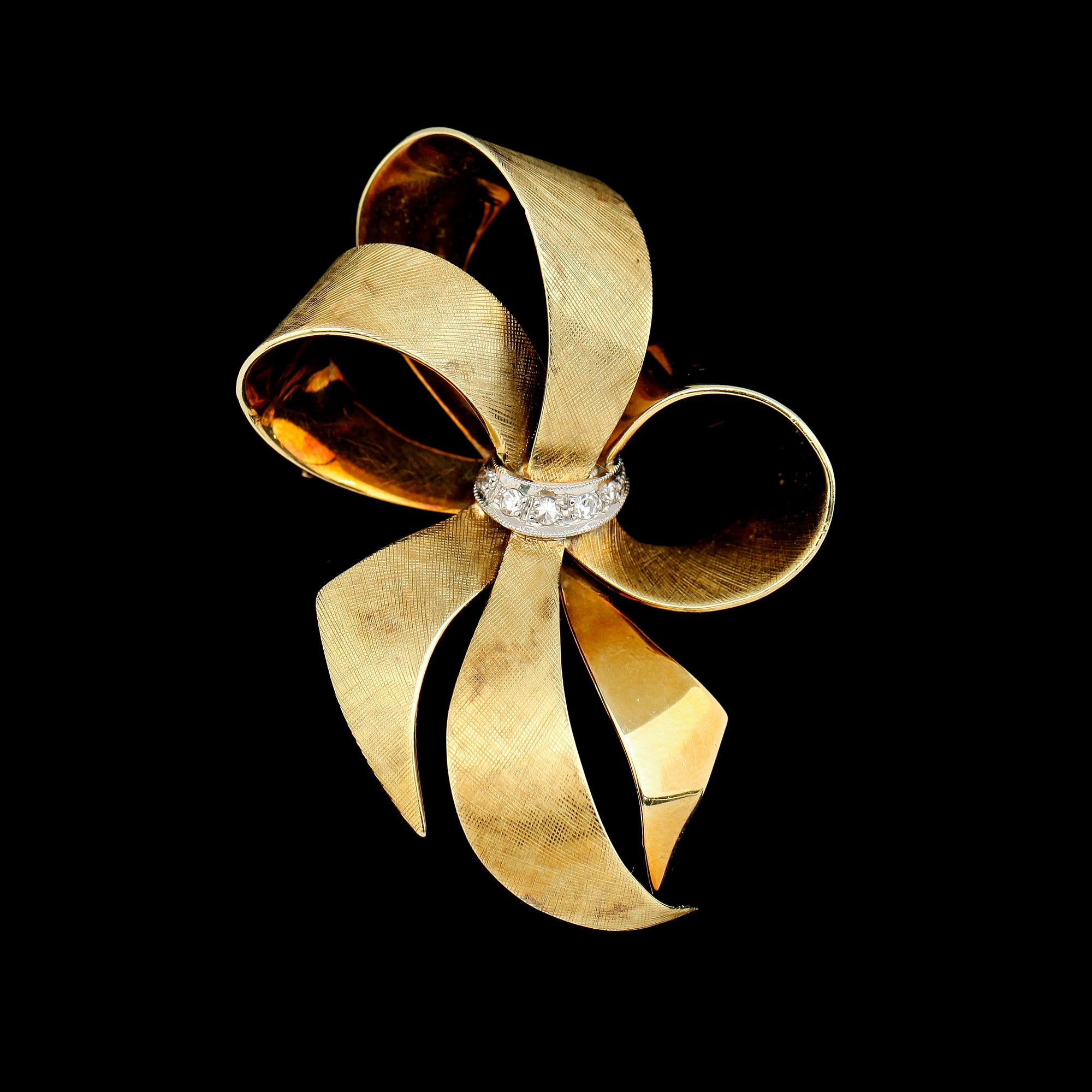 BROSCH, 14K guld och åttkantsslipade diamanter tot ca 0.11 ct. Total vikt ca 19,8 g.
