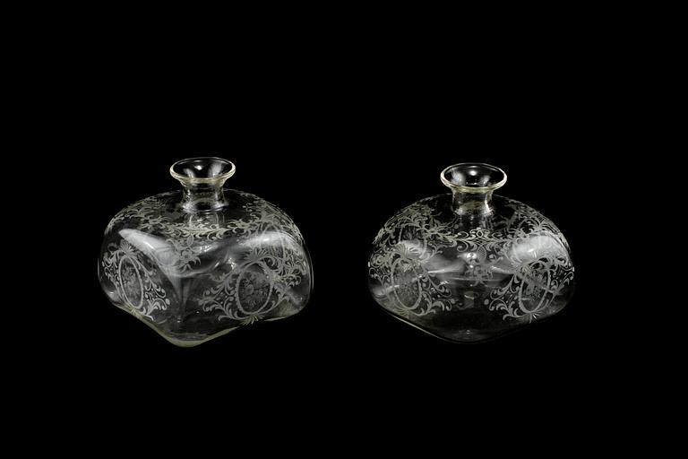 FLASKOR, 2 st snarlika, glas, omkring sekelskiftet 1900.