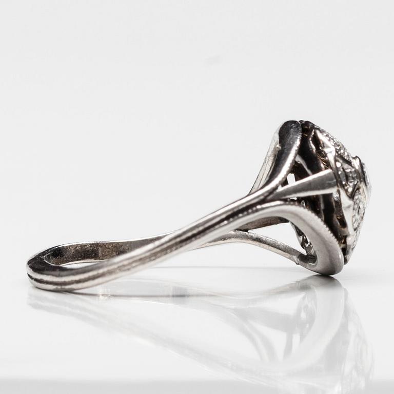 RING, platina. Briljant- och rosenslipade diamanter ca 0.15 ct. 1930 t. Vikt 2,6 g.