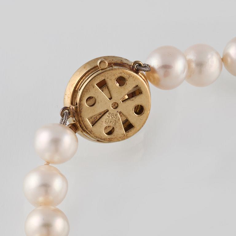 COLLIER, odlade pärlor med  lås i 14K guld.