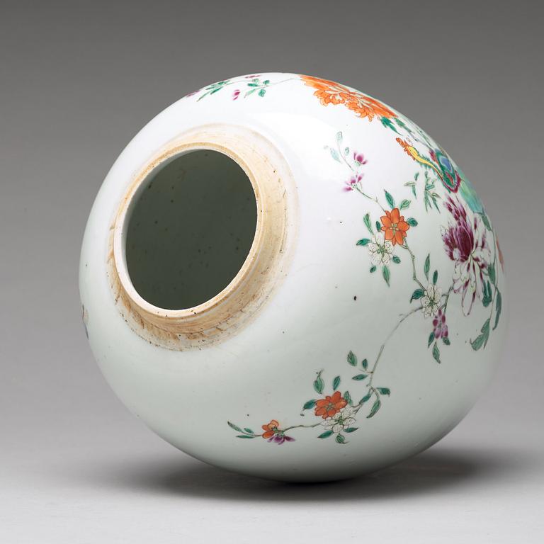 KRUKA, porslin. Qingdynastin, Qianlong (1736-95).
