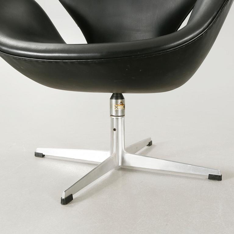 ARNE JACOBSEN, fåtölj, "Svanen", Fritz Hansen, Danmark, 1960-tal.