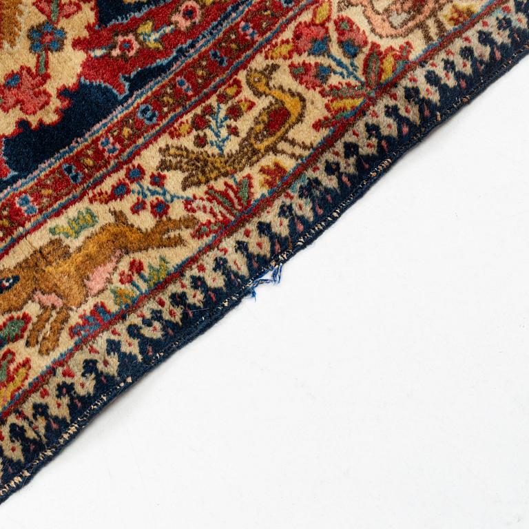 An antique Tabriz carpet, ca 354,5 x 276 cm.