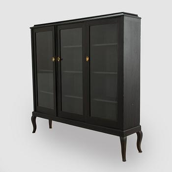 Vitriinikaappi, 1900-luvun ensimmäinen puolisko.