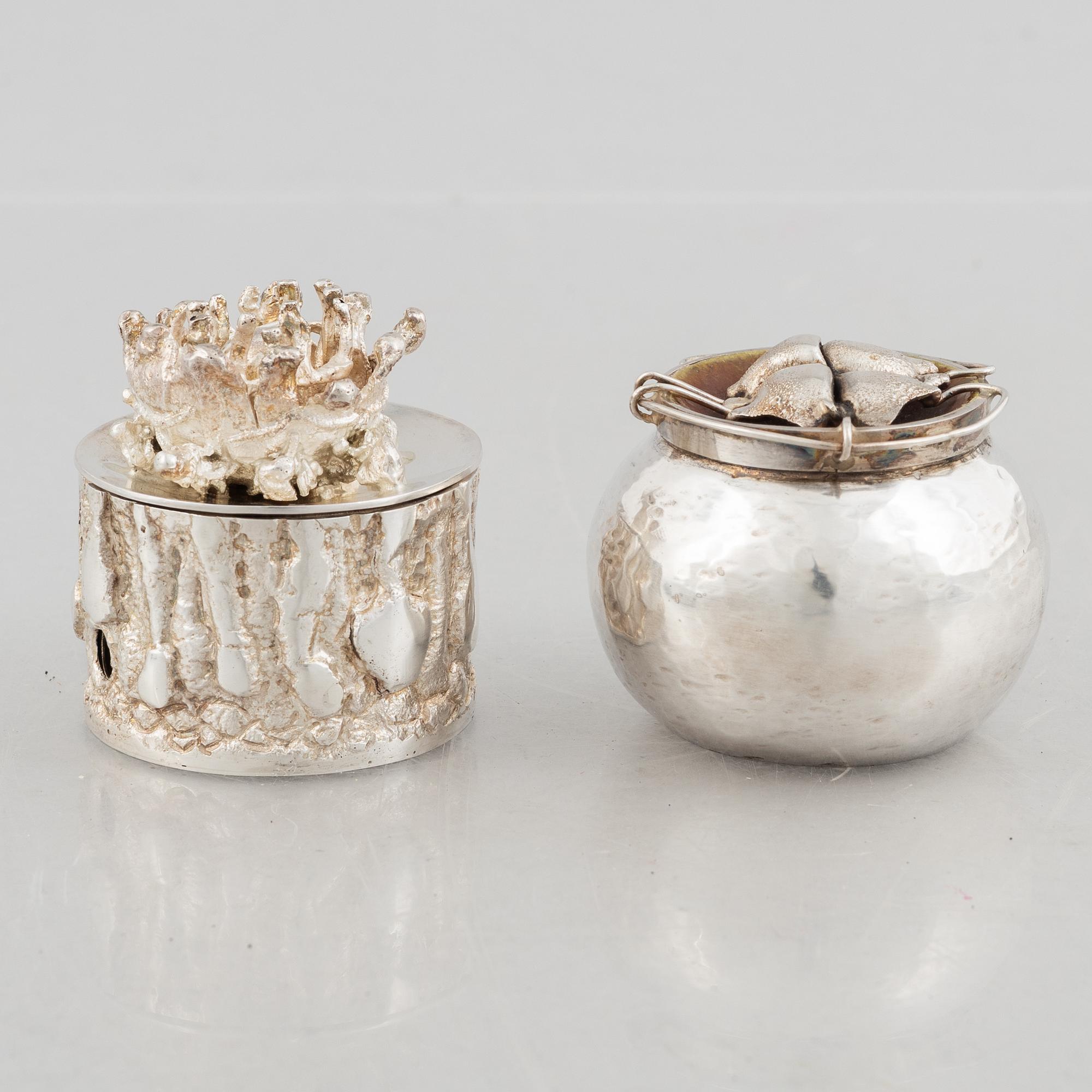 Two small sterling silver boxes with lid, marks of Lars Arby, Gothenburg 1970 and 1980.