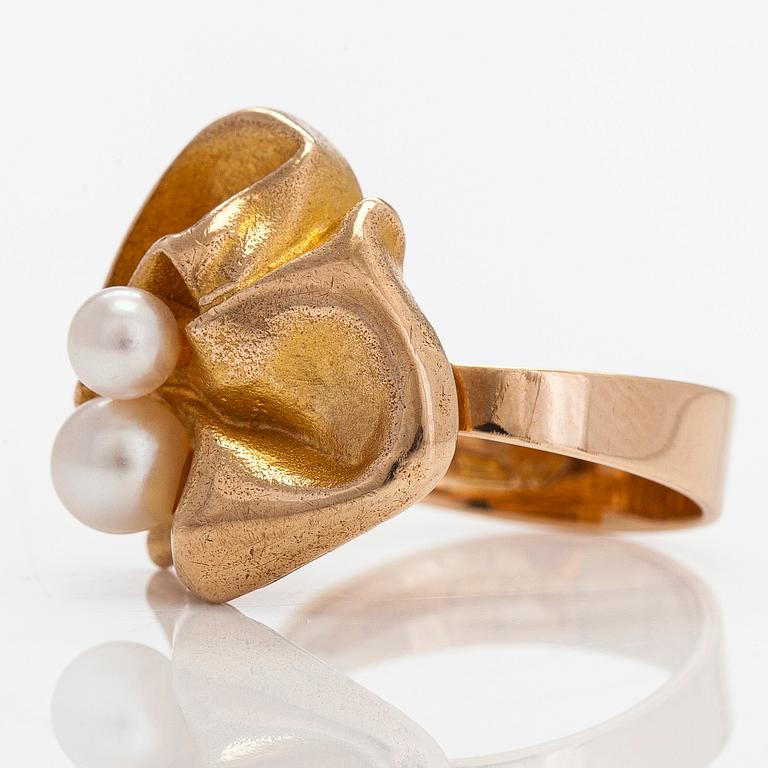 Björn Weckström, A 14K gold ring 'Broken leaf' with cultured pearls for Lapponia 1970.
