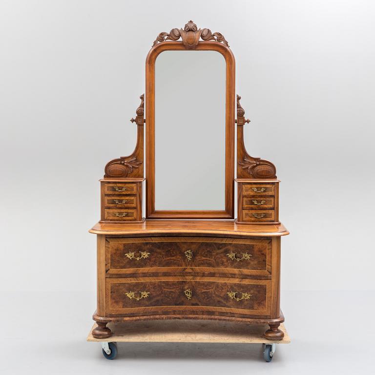 An en of the 19th century chest of drawers with mirror.