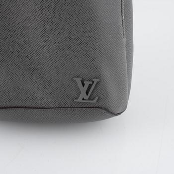 Louis Vuitton, a grey taiga 'Avenue' sling bag, 2022.