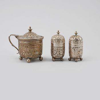 SALT och PEPPARSTRÖARE samt SENAPSKANNA, silver, Horace Woodward & Co (Edgar Finley & Hugh Taylor), London, England,1890.