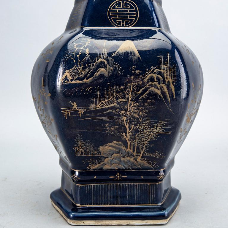 A blue vase, Qing dynasty, 19th Century.