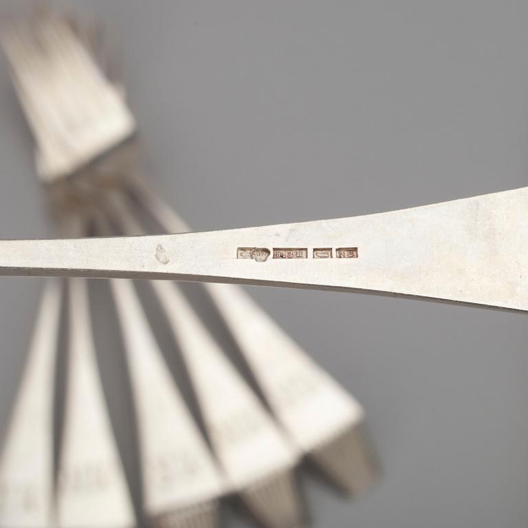 KNIVAR OCH GAFFLAR, 12 st. 813 silver, Uusi Kultaseppä Oy Helsingfors 1928. Vikt, gafflar 328 g. Totalt 833 g.