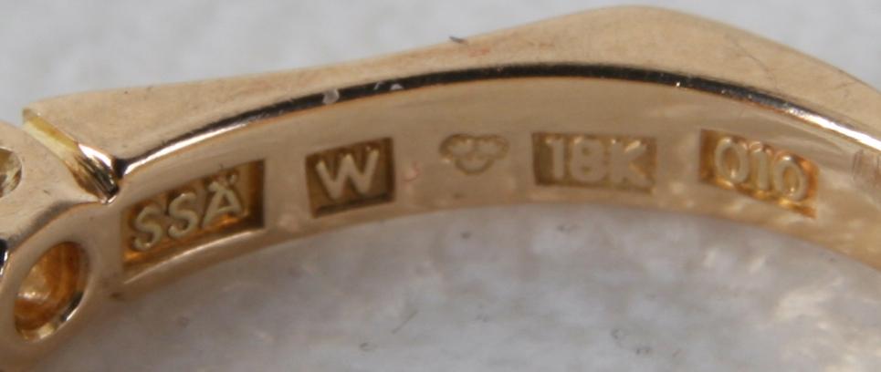 RING, 18K guld med 7 briljanter tot 0,50 WSI enl gravyr.