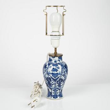 Vas/bordslampa, porslin. Kina, Qingdynastin, Kangxi (1662-1722).