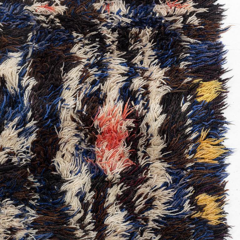 matta, rya, ca 226 x 155 cm, signerad ID KLH.