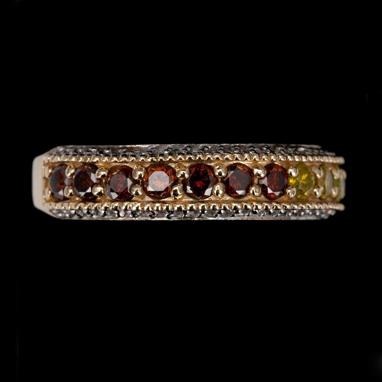 RING, guld 14K, färgade briljantslipade diamanter samt färglösa små diamanter. Vikt 6,4 g.