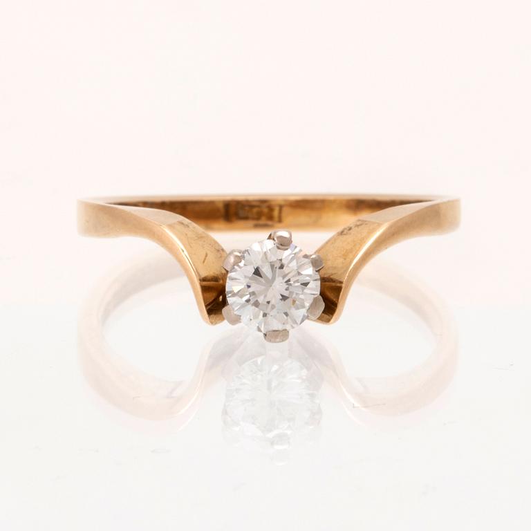 Ring solitär 18K rött och vitt guld med rund briljantslipad diamant, Per-G Forslund Juvelateljén Malmö 1977.