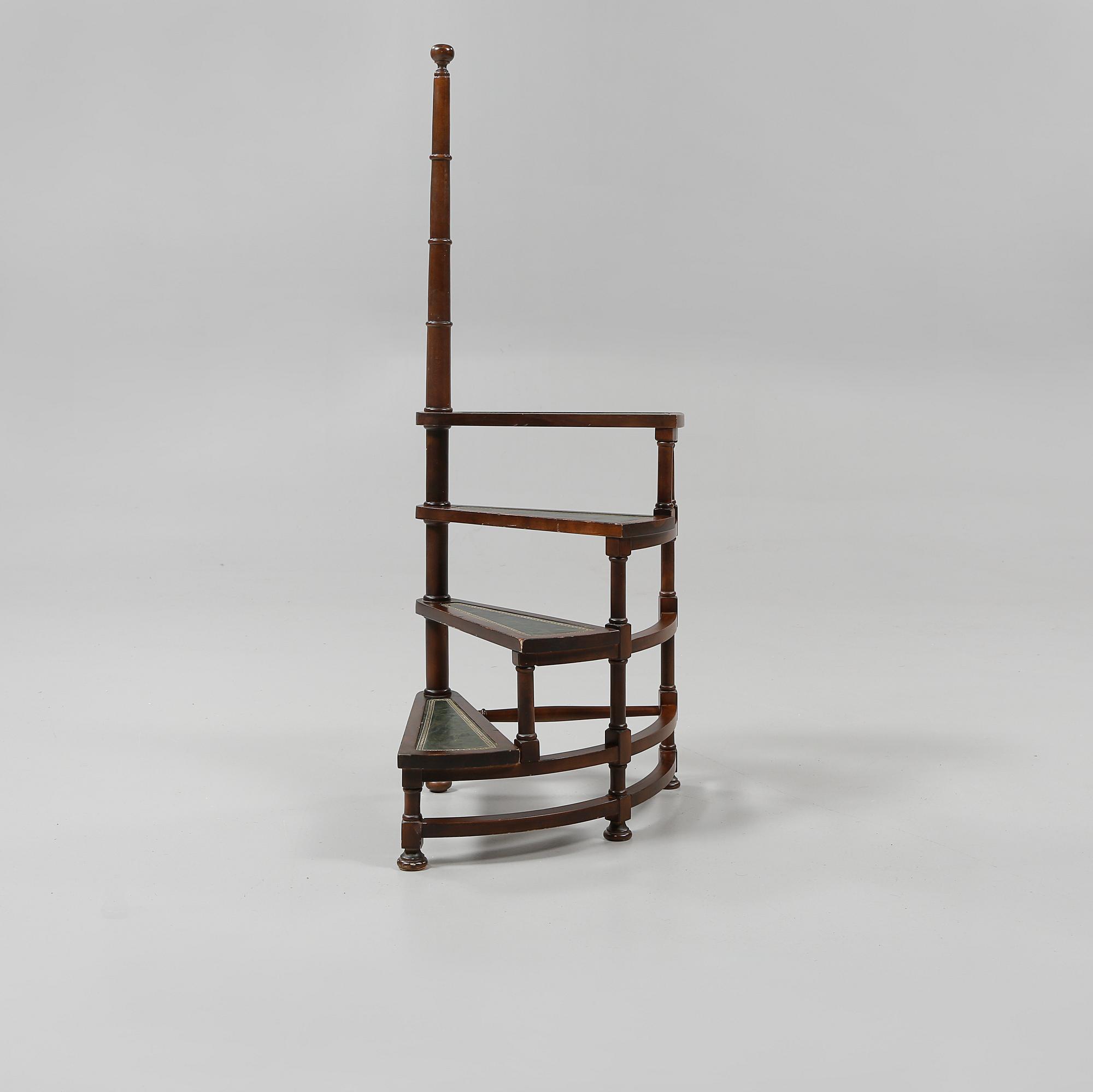 BIBLIOTEKSSTEGE, engelsk stil, 1900-talets andra hälft.