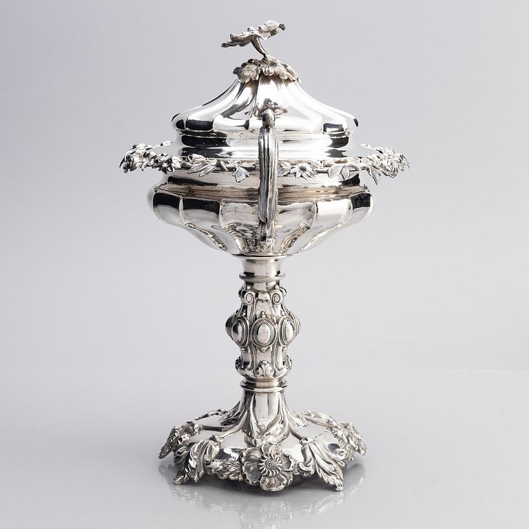 A Swedish 19th century silver sugar bowl with lid, marks of Gustaf Möllenborg, Stockholm 1843.