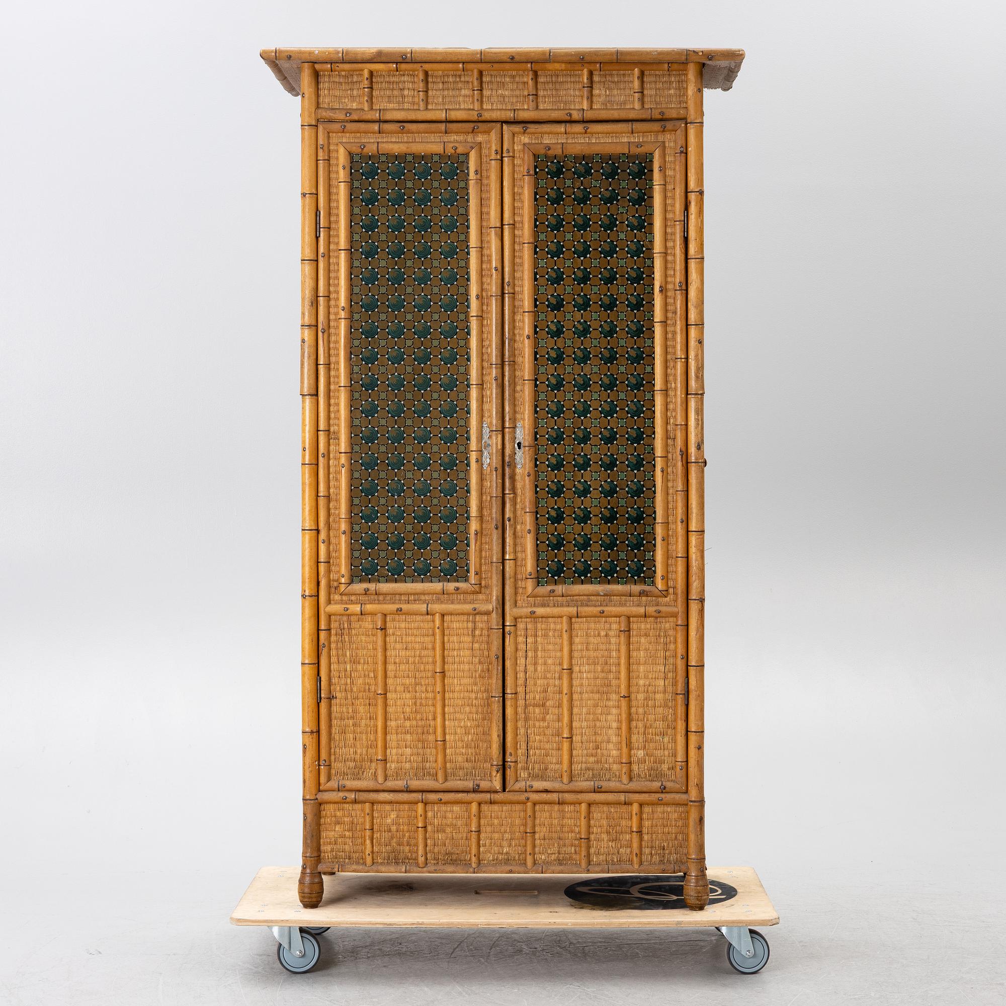 Klädskåp, omkring år 1900.