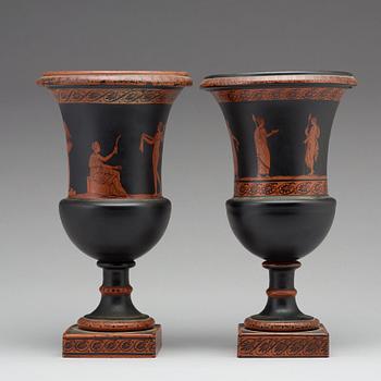 URNOR, två stycken, snarlika, glas. Senempire, 1800-talets andra hälft.