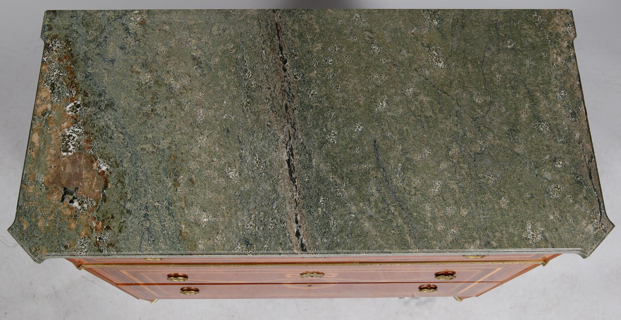 BYRÅ, gustaviansk stil, etikettmärkt Lindells Möbel AB, Linköping, 1900-talets andra hälft.