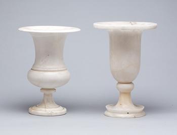 URNOR, 2 stycken, alabaster, 1900-tal.