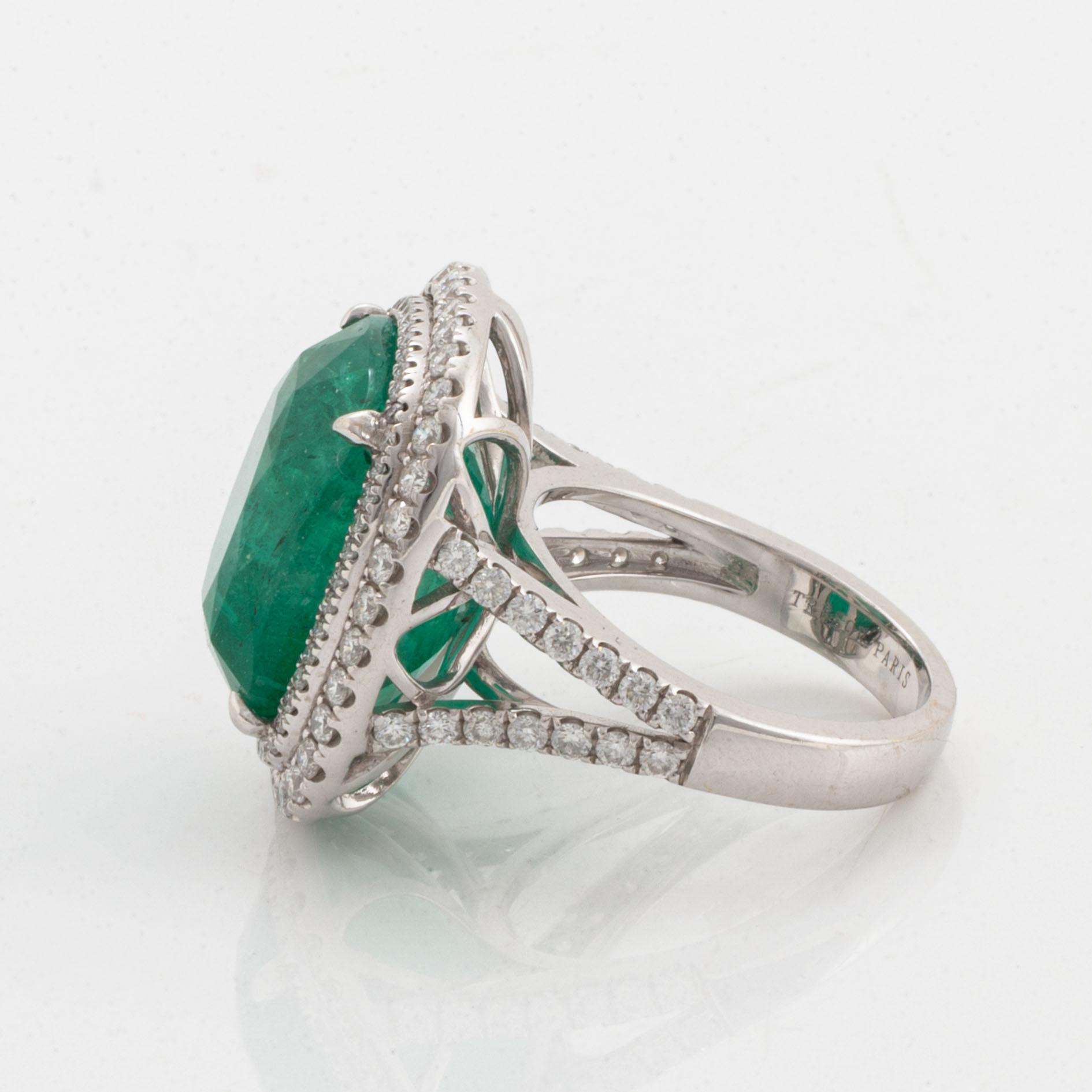An 18K white gold ring set with a faceted emerald.