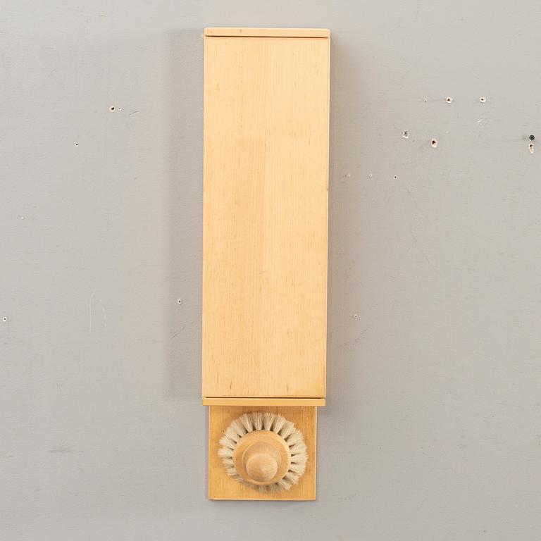 VÄGGSKÅP MED BORSTE, Märkt Carl Malmstens Verkstadsskola Stockholm.