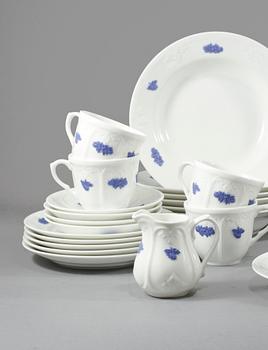 SERVISDELAR, 37 st, porslin, "Blå blom", Gustavsberg, 1900-talets andra hälft.