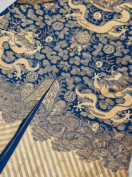 ROBE. Embroidered silk. Height 129 cm. China late Qing dynasty.