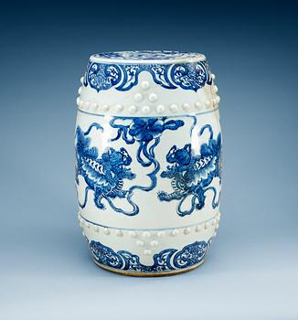 1560. TRÄDGÅRDSPALL, porslin. Qing dynastin, Kangxi (1662-1722).