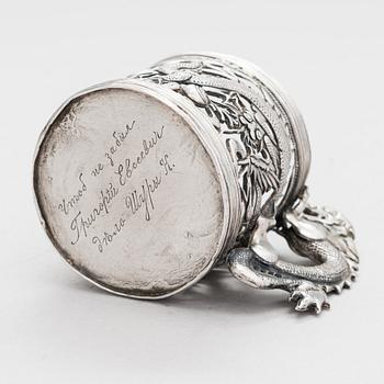 Teelasinpidike, hopeaa, Shanghai, Kiina vuosisadan vaihde 1800/1900. Tunnistamattomat leimat.