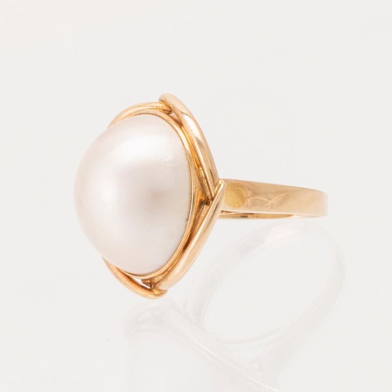 A 14K gold ring set with a cultured mabé pearl.