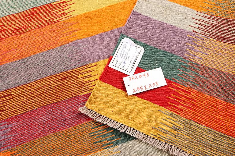 A Kilim carpet, c. 295 x 203 cm.