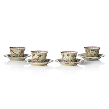 1081. Koppar med fat, fyra stycken, porslin. Qingdynastin, Kangxi (1662-1722).