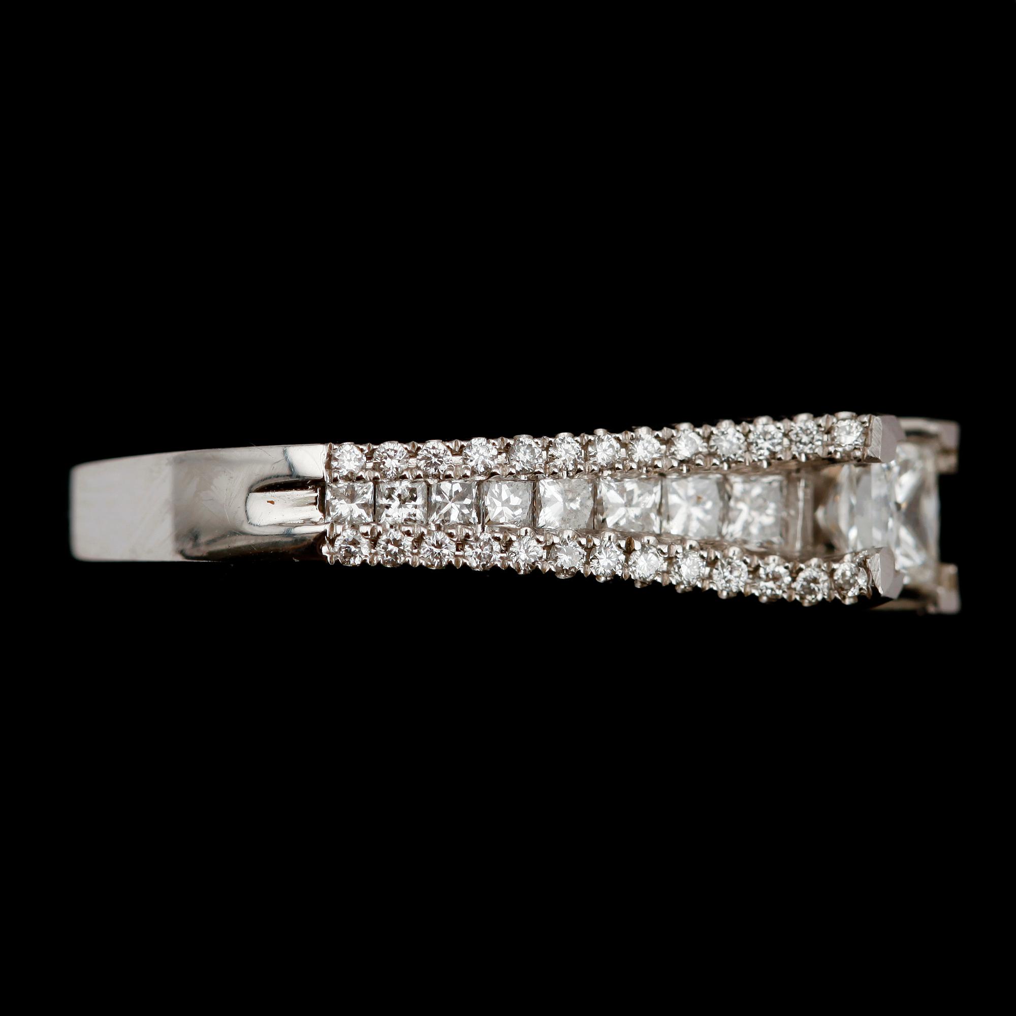 RING, 14 k vitguld, briljant och princesslipade diamanter, tot ca 1.0 ct.