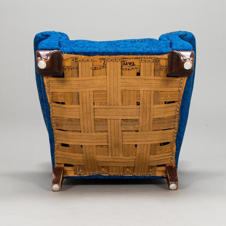 A mid-20th century armchair.